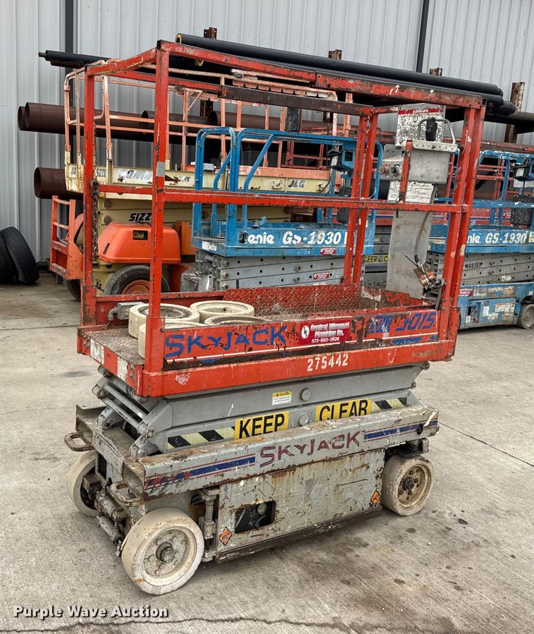 image for item EN0634 1999 SkyJack SJIII-3015 scissor lift