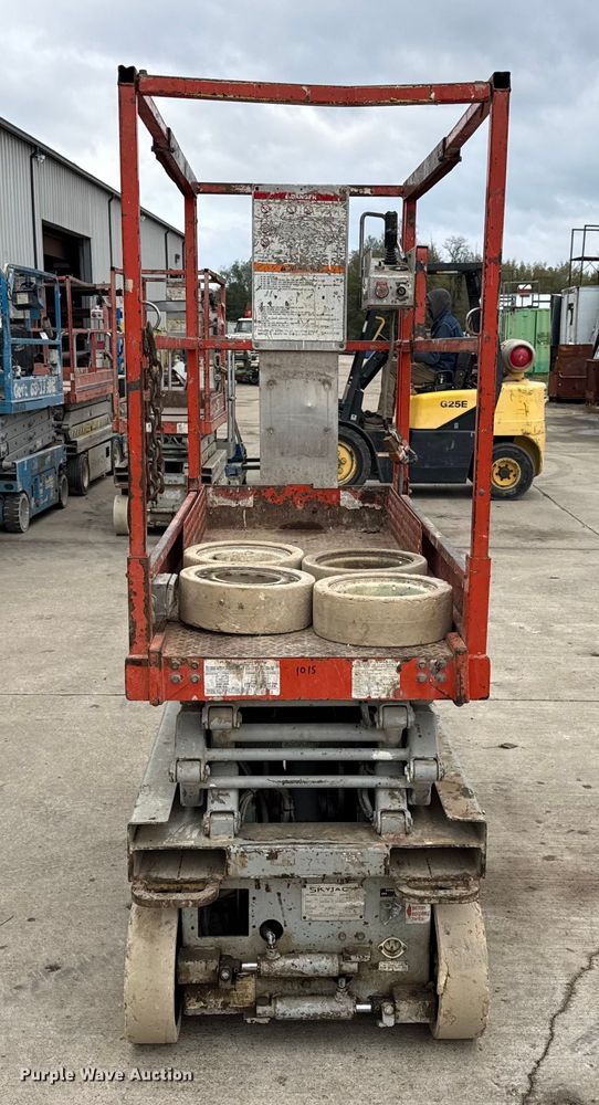 image for item EN0634 1999 SkyJack SJIII-3015 scissor lift
