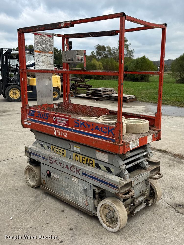 image for item EN0634 1999 SkyJack SJIII-3015 scissor lift