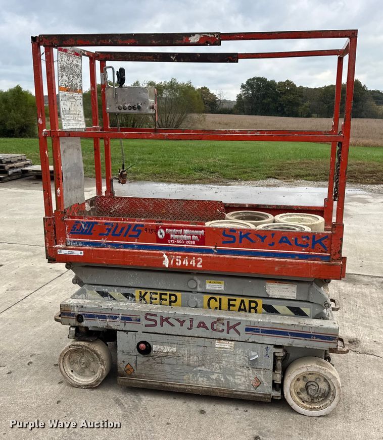 image for item EN0634 1999 SkyJack SJIII-3015 scissor lift