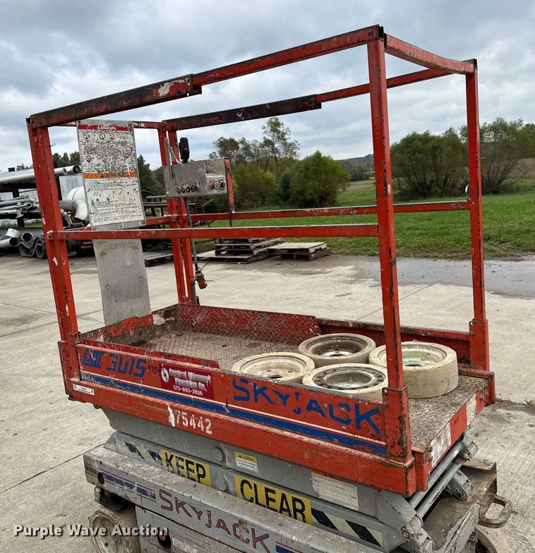 image for item EN0634 1999 SkyJack SJIII-3015 scissor lift