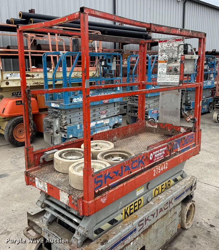 image for item EN0634 1999 SkyJack SJIII-3015 scissor lift