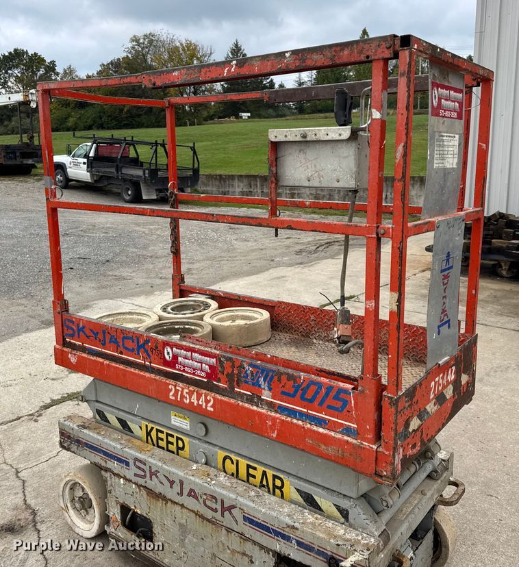 image for item EN0634 1999 SkyJack SJIII-3015 scissor lift