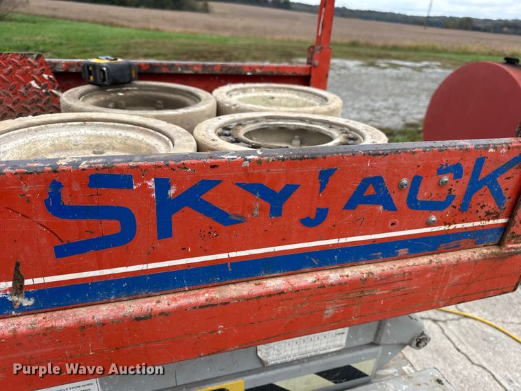 image for item EN0634 1999 SkyJack SJIII-3015 scissor lift