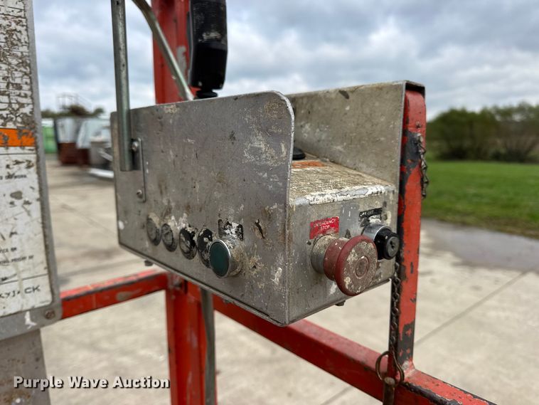image for item EN0634 1999 SkyJack SJIII-3015 scissor lift