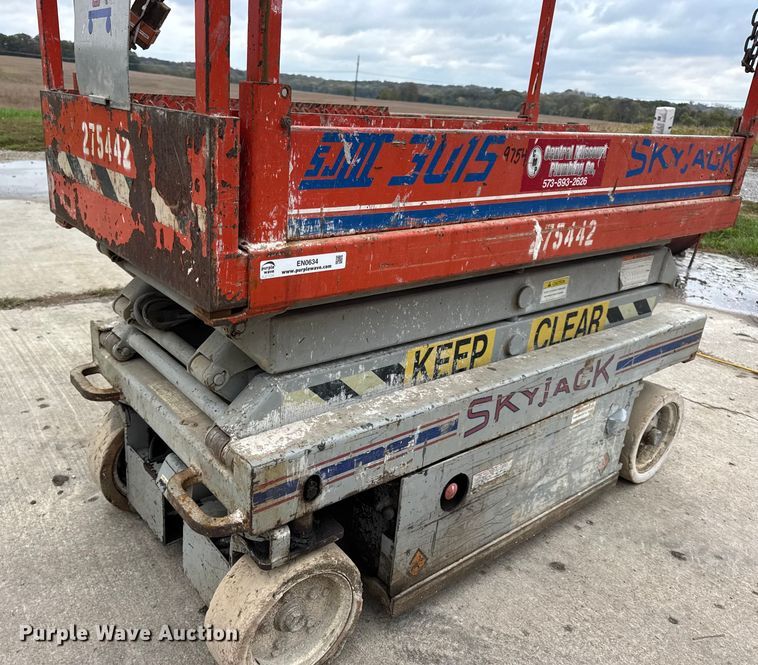 image for item EN0634 1999 SkyJack SJIII-3015 scissor lift