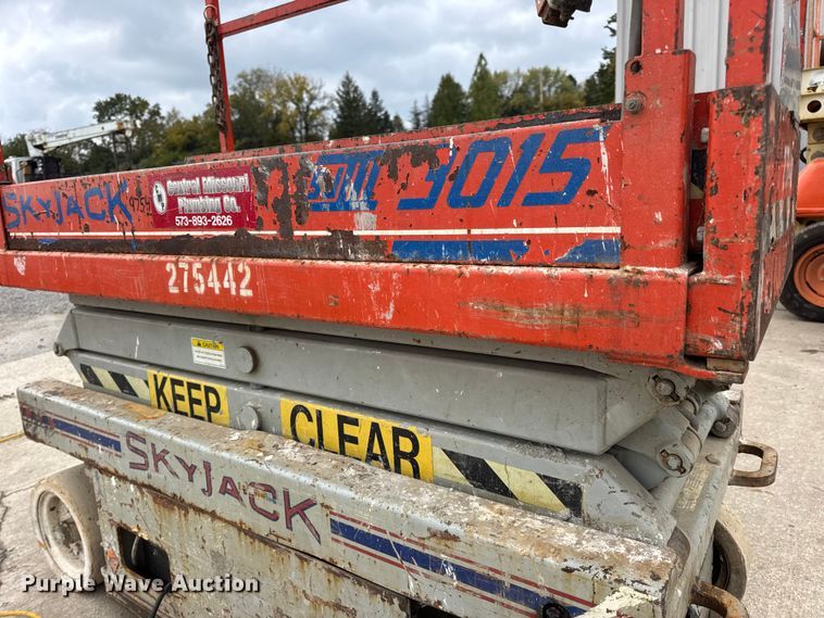 image for item EN0634 1999 SkyJack SJIII-3015 scissor lift
