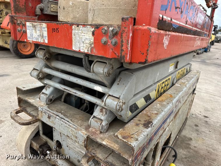 image for item EN0634 1999 SkyJack SJIII-3015 scissor lift