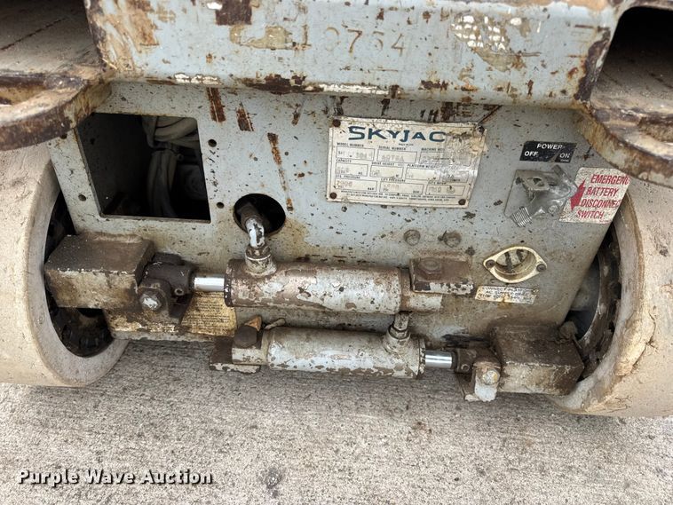image for item EN0634 1999 SkyJack SJIII-3015 scissor lift