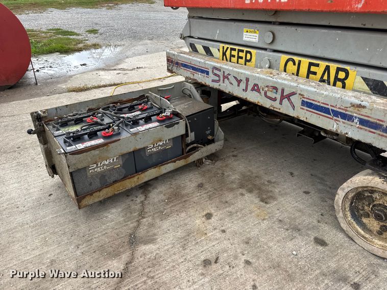image for item EN0634 1999 SkyJack SJIII-3015 scissor lift