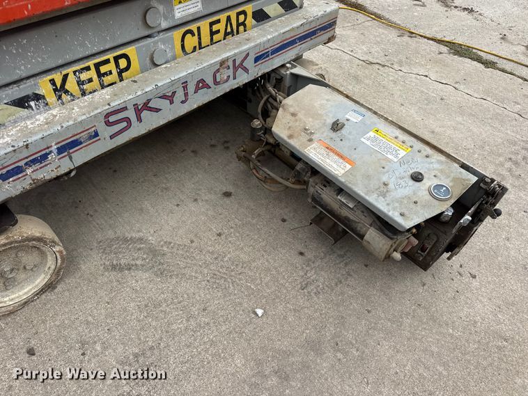 image for item EN0634 1999 SkyJack SJIII-3015 scissor lift