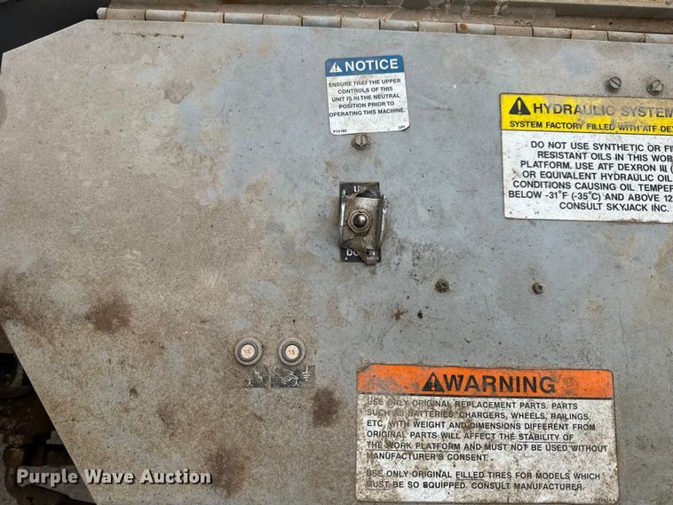 image for item EN0634 1999 SkyJack SJIII-3015 scissor lift