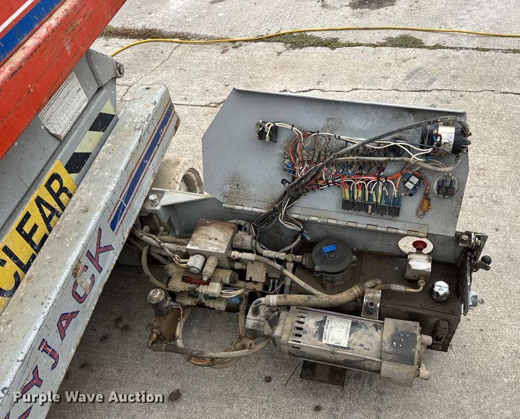 image for item EN0634 1999 SkyJack SJIII-3015 scissor lift