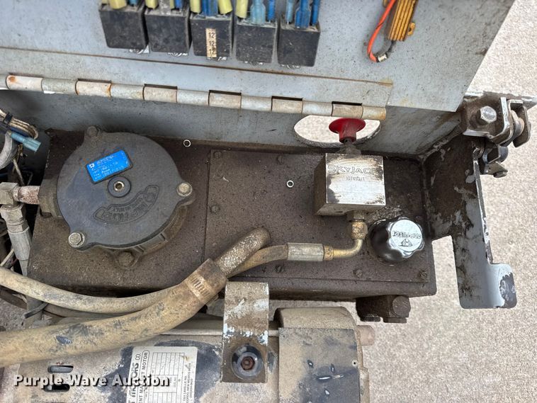 image for item EN0634 1999 SkyJack SJIII-3015 scissor lift