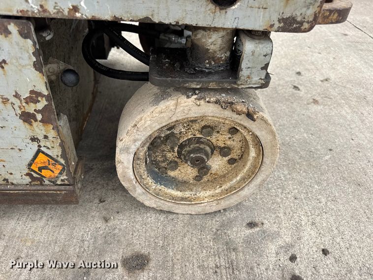 image for item EN0634 1999 SkyJack SJIII-3015 scissor lift