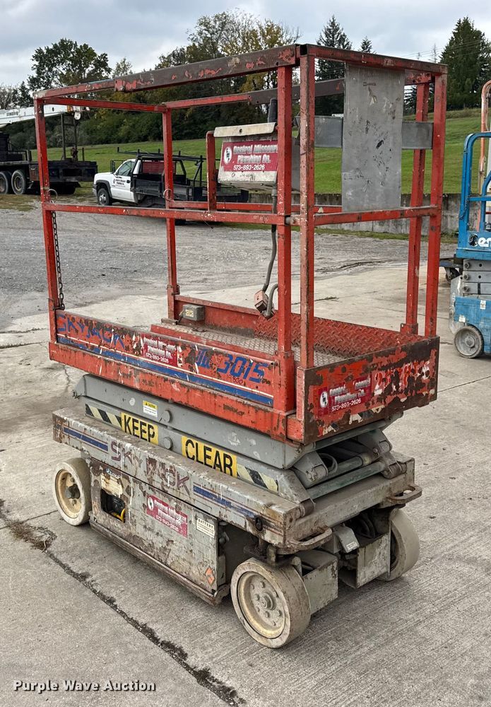 image for item EN0635 1999 SkyJack SJIII-3015 scissor lift