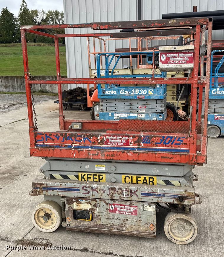 image for item EN0635 1999 SkyJack SJIII-3015 scissor lift