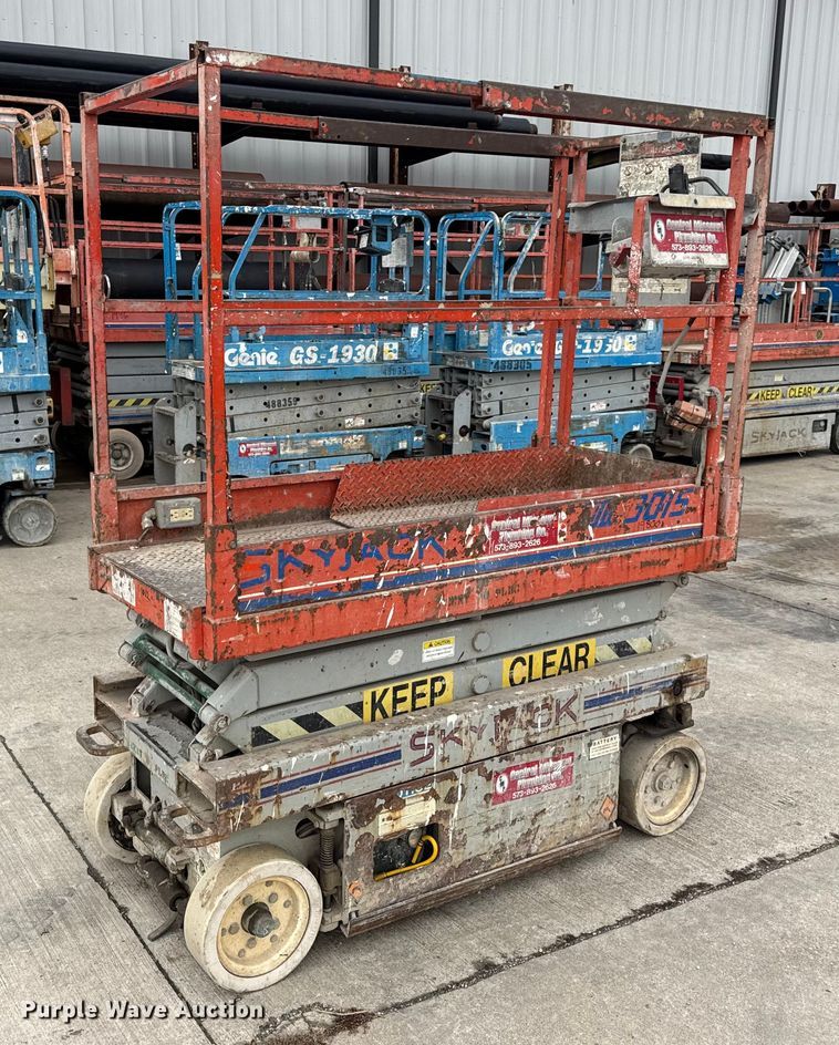 image for item EN0635 1999 SkyJack SJIII-3015 scissor lift