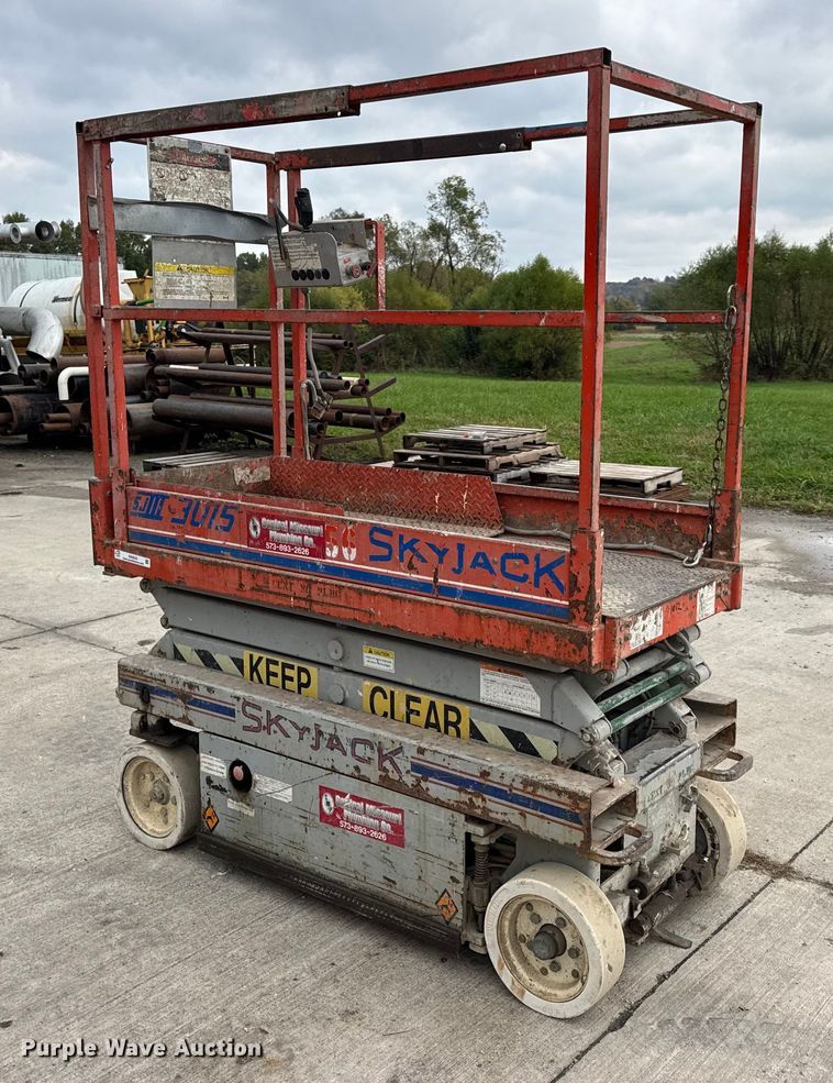 image for item EN0635 1999 SkyJack SJIII-3015 scissor lift