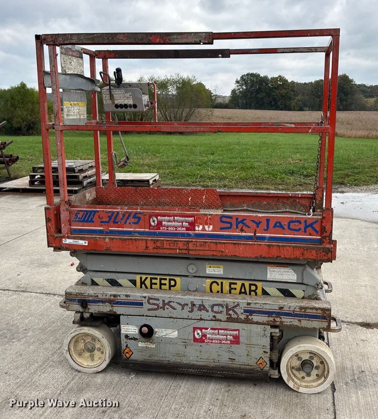 image for item EN0635 1999 SkyJack SJIII-3015 scissor lift