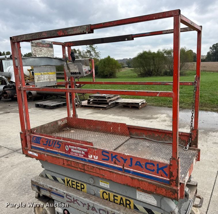 image for item EN0635 1999 SkyJack SJIII-3015 scissor lift