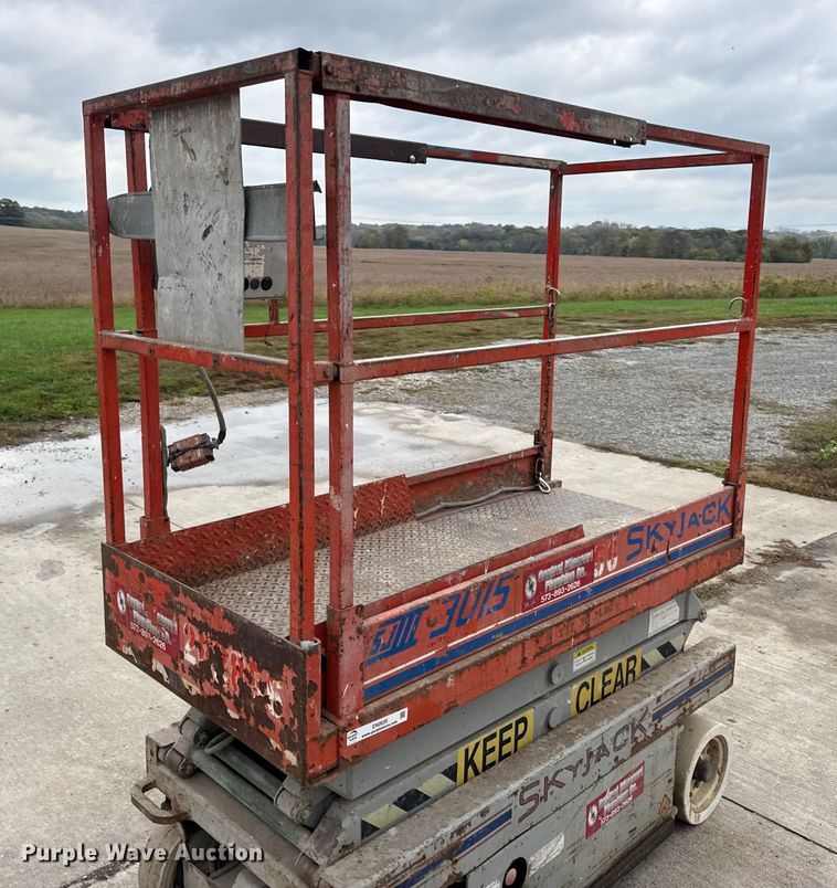 image for item EN0635 1999 SkyJack SJIII-3015 scissor lift
