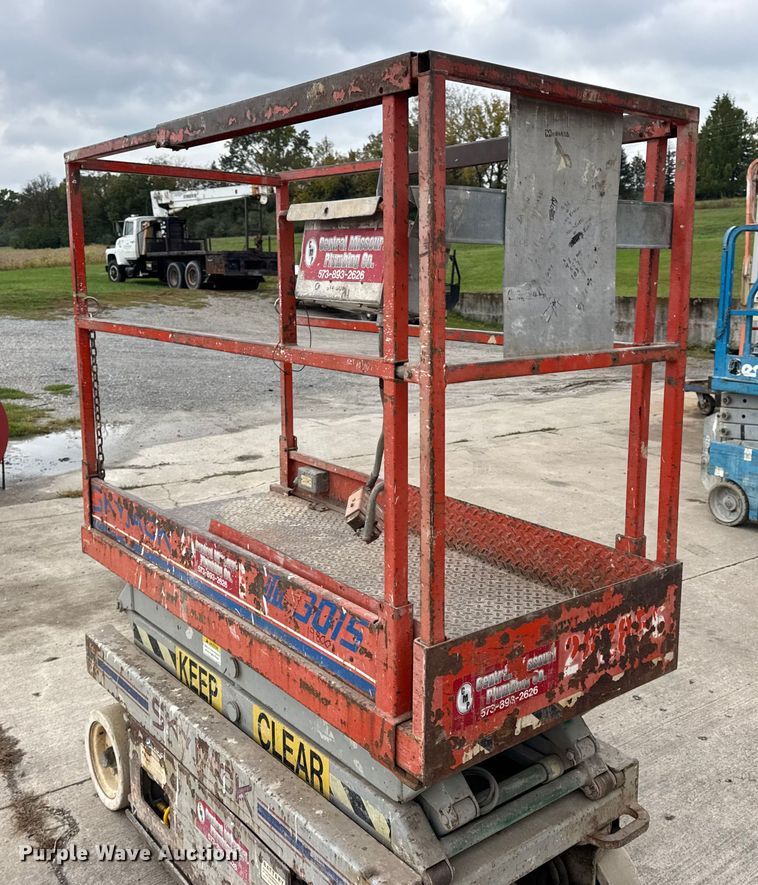 image for item EN0635 1999 SkyJack SJIII-3015 scissor lift