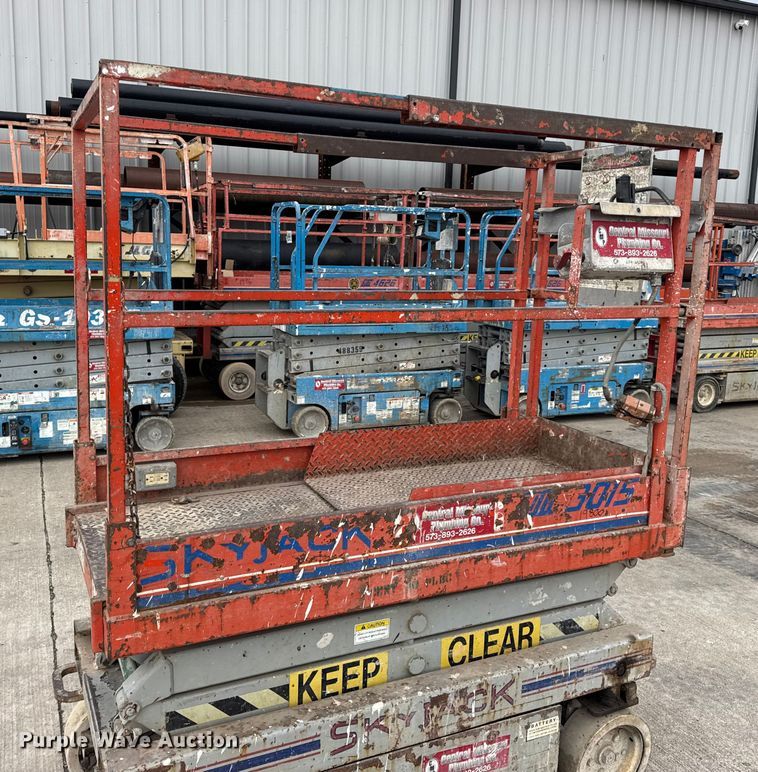 image for item EN0635 1999 SkyJack SJIII-3015 scissor lift