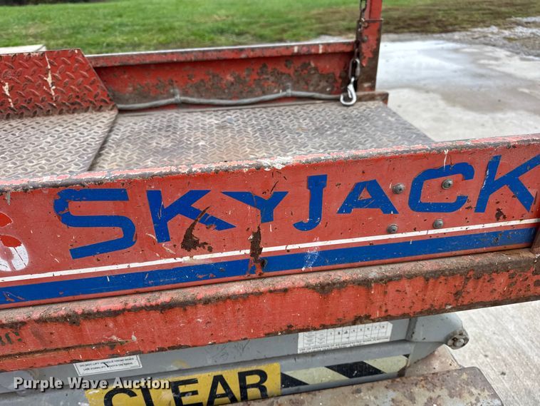 image for item EN0635 1999 SkyJack SJIII-3015 scissor lift