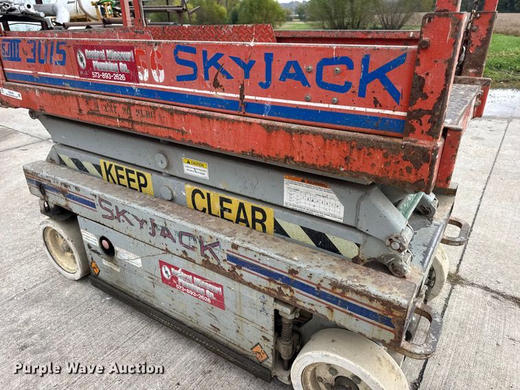image for item EN0635 1999 SkyJack SJIII-3015 scissor lift
