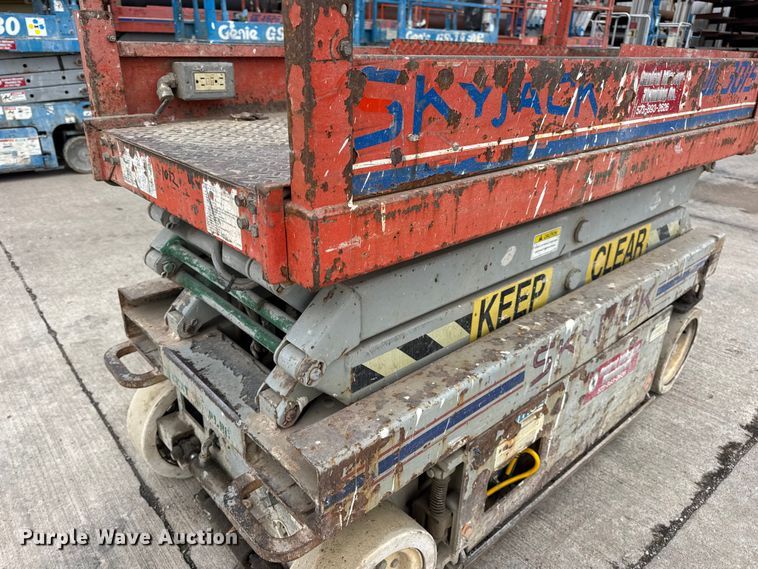 image for item EN0635 1999 SkyJack SJIII-3015 scissor lift