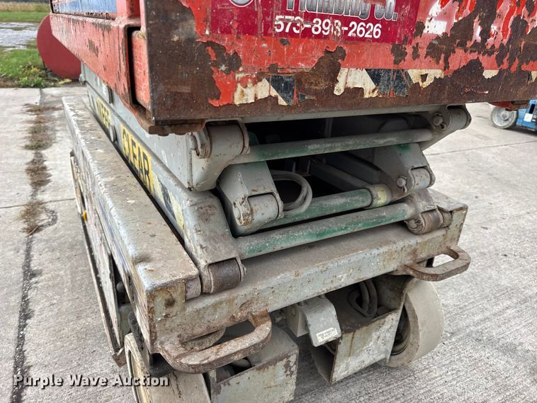 image for item EN0635 1999 SkyJack SJIII-3015 scissor lift