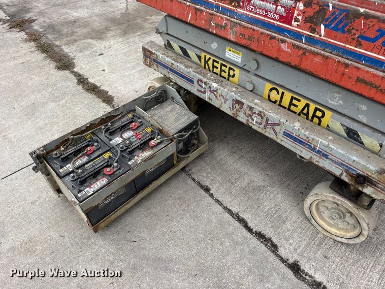 image for item EN0635 1999 SkyJack SJIII-3015 scissor lift