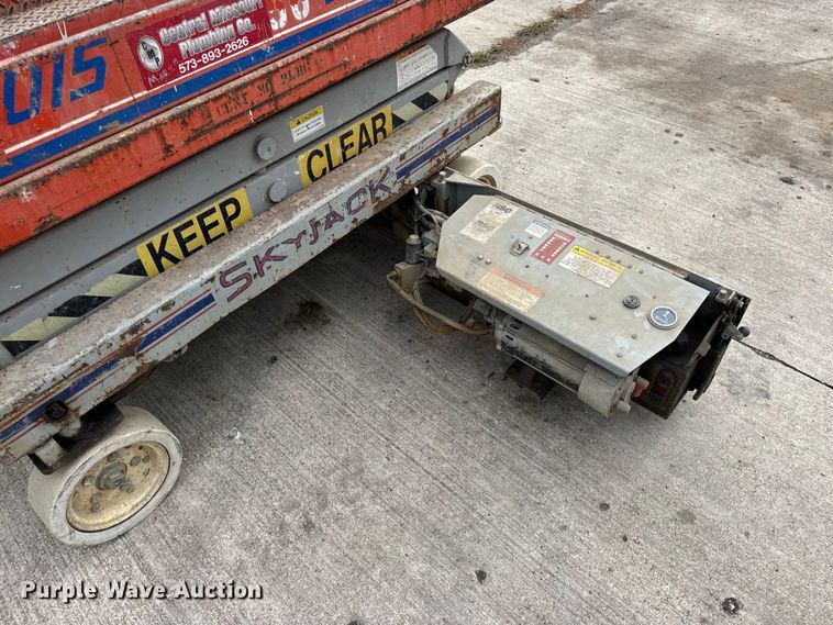 image for item EN0635 1999 SkyJack SJIII-3015 scissor lift