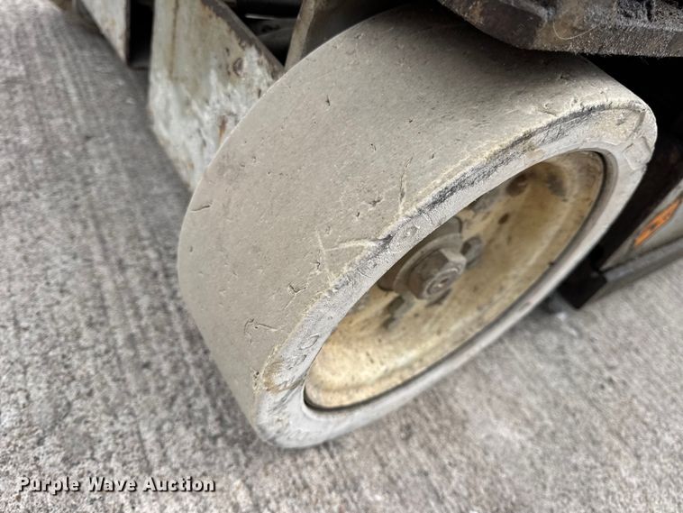 image for item EN0635 1999 SkyJack SJIII-3015 scissor lift