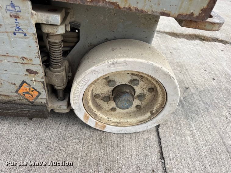 image for item EN0635 1999 SkyJack SJIII-3015 scissor lift