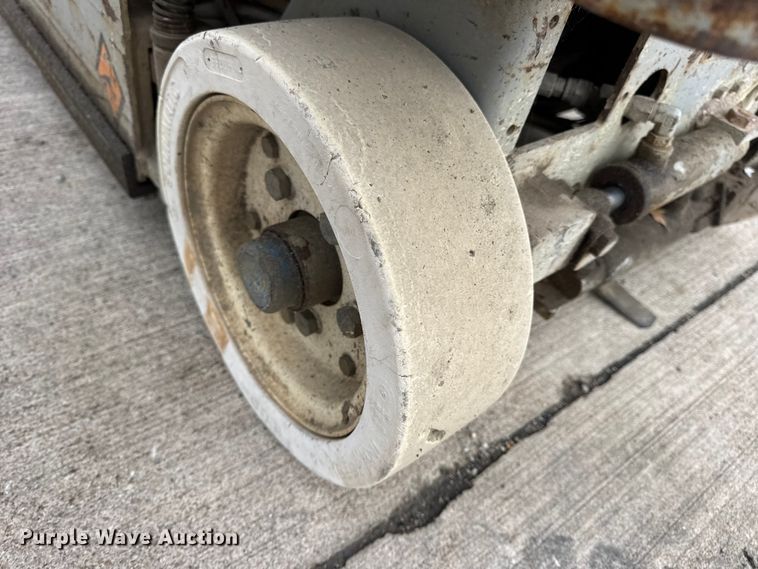 image for item EN0635 1999 SkyJack SJIII-3015 scissor lift