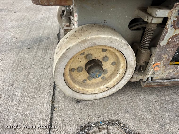 image for item EN0635 1999 SkyJack SJIII-3015 scissor lift