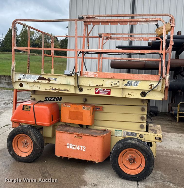 image for item EN0636 1996 JLG 3369 Sizzor Commander scissor lift
