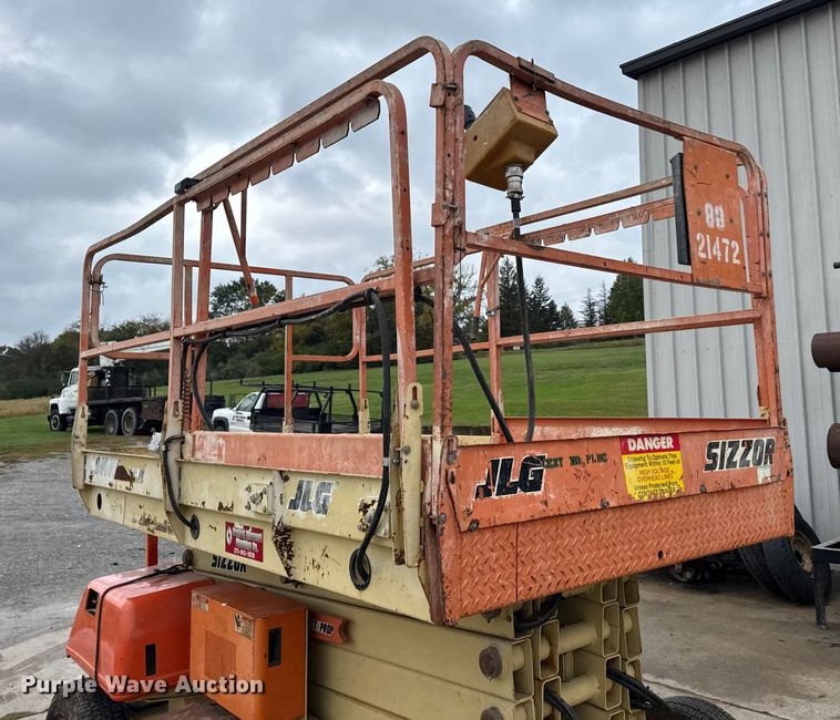 image for item EN0636 1996 JLG 3369 Sizzor Commander scissor lift
