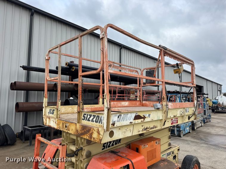 image for item EN0636 1996 JLG 3369 Sizzor Commander scissor lift