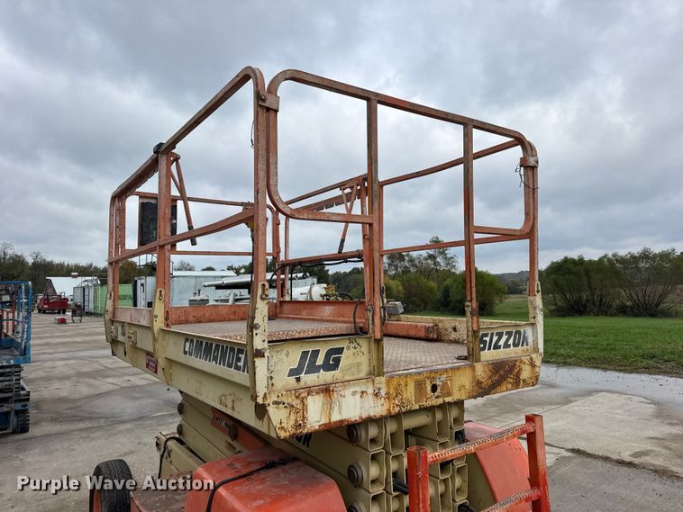 image for item EN0636 1996 JLG 3369 Sizzor Commander scissor lift