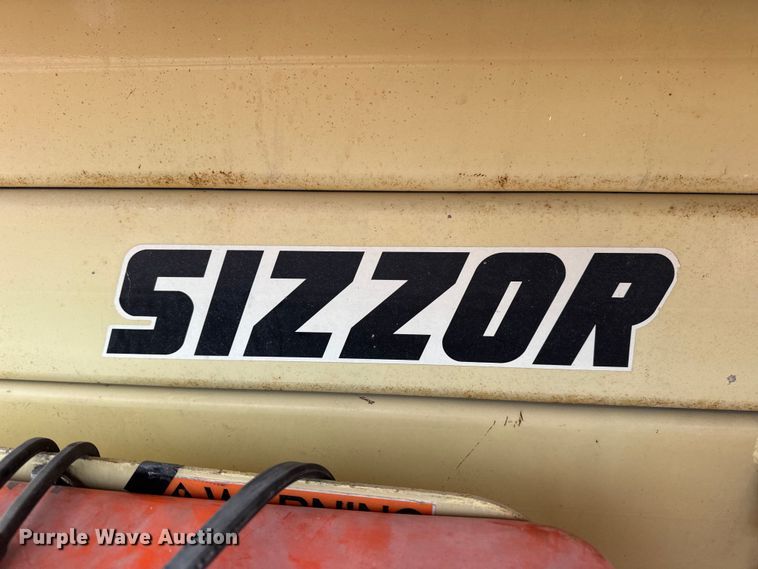image for item EN0636 1996 JLG 3369 Sizzor Commander scissor lift