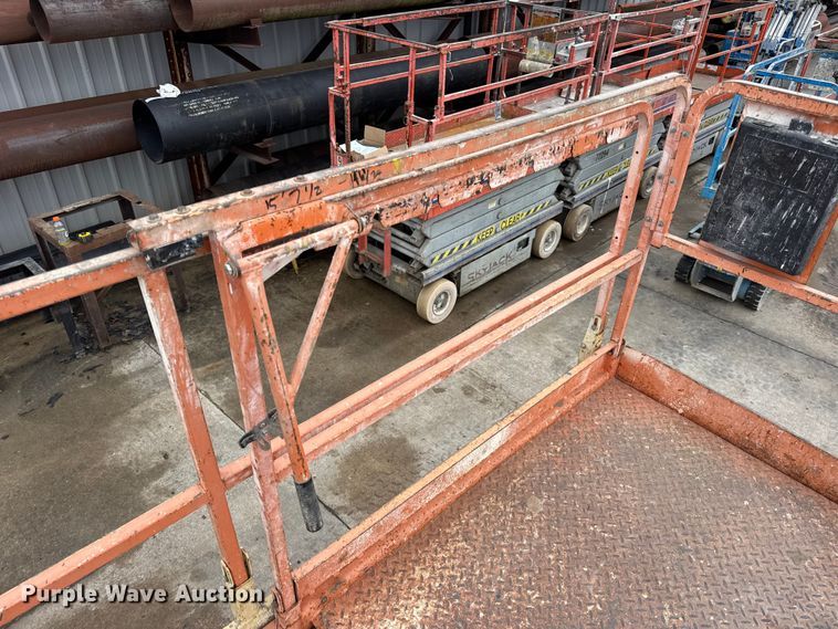 image for item EN0636 1996 JLG 3369 Sizzor Commander scissor lift