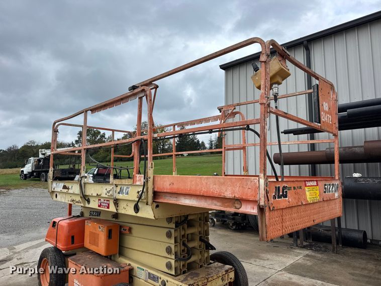 image for item EN0636 1996 JLG 3369 Sizzor Commander scissor lift