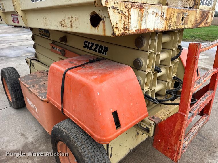 image for item EN0636 1996 JLG 3369 Sizzor Commander scissor lift