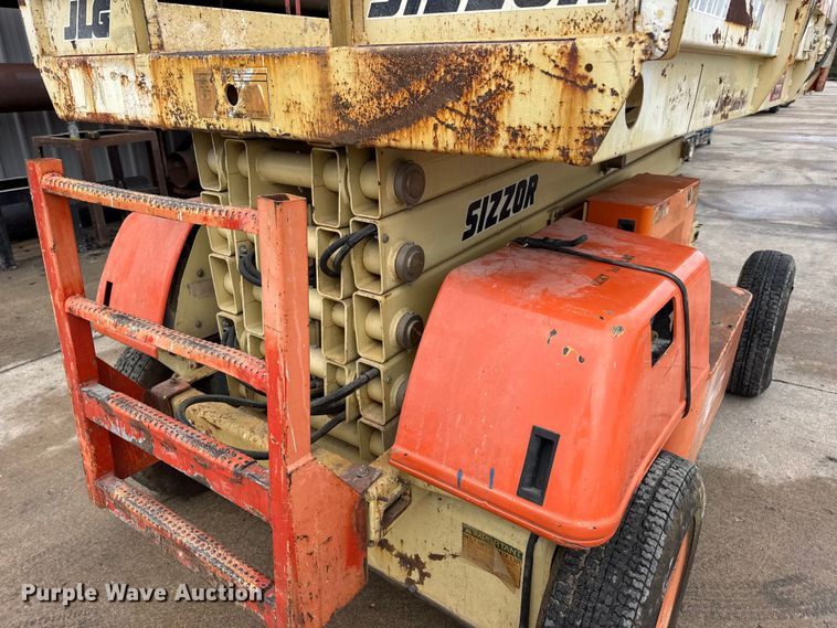 image for item EN0636 1996 JLG 3369 Sizzor Commander scissor lift