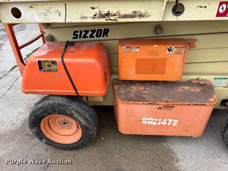 image for item EN0636 1996 JLG 3369 Sizzor Commander scissor lift