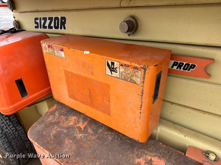image for item EN0636 1996 JLG 3369 Sizzor Commander scissor lift