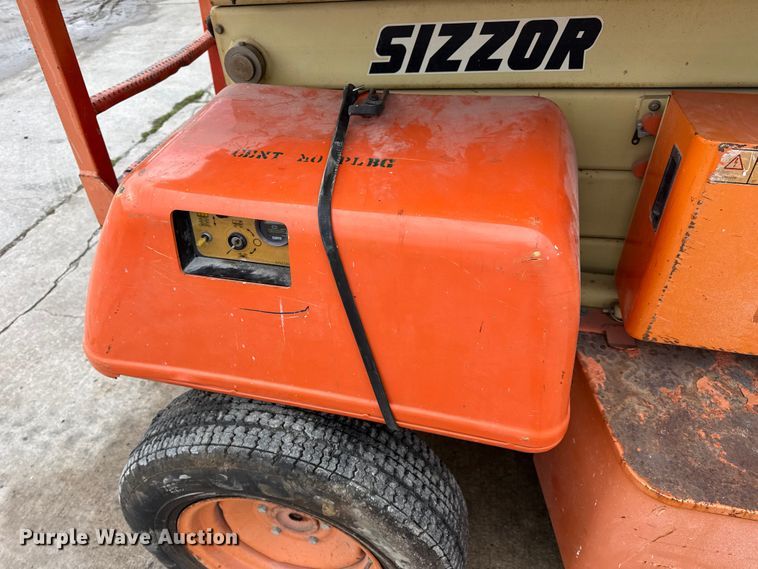 image for item EN0636 1996 JLG 3369 Sizzor Commander scissor lift